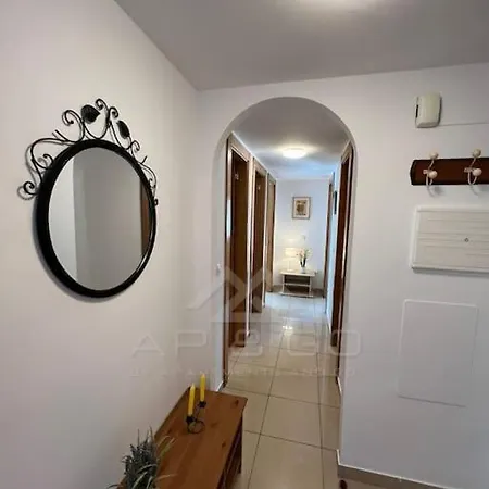 5 Square Apartment *